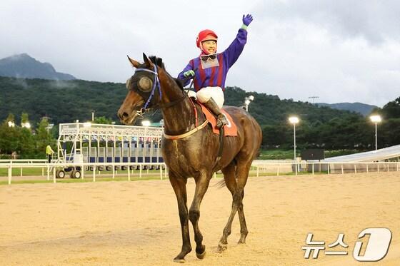 본문 이미지 - 글로벌히트와 김혜선 기수(렛츠런파크 부산경남 제공. 재판매 및 DB 금지)