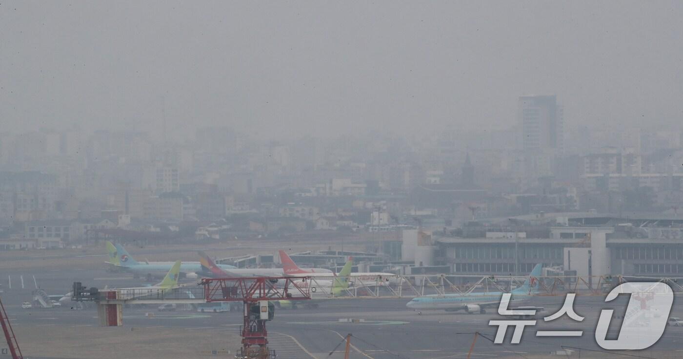 미세먼지에 갇힌 제주공항. 2025.2.27/뉴스1 ⓒ News1 오현지 기자