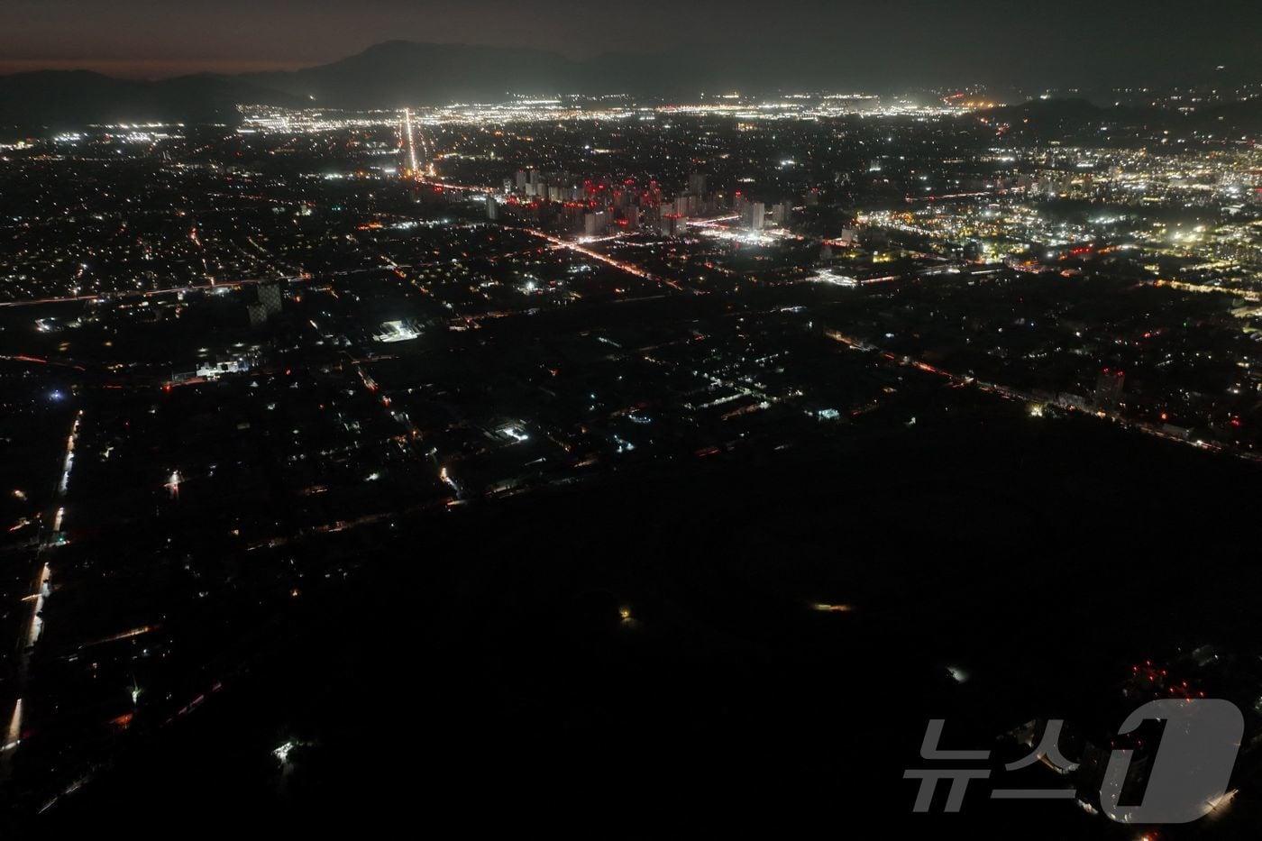 25일(현지시간) 칠레에 대규모 정전이 발생해 국토 90% 이상이 영향을 받은 가운데 칠레 수도 산티아고의 불빛이 사라진 모습. 25.02.25 ⓒ AFP=뉴스1 ⓒ News1 김예슬 기자