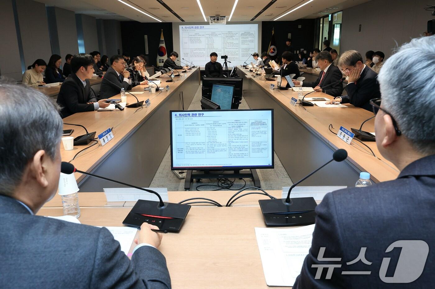 본문 이미지 - 27일 오후 서울 용산구 이촌로 대한의사협회에서 의사 인력 수급 전망을 주제로 열린 의료정책포럼에서 참석자들이 박정훈 의료정책연구원 책임연구원의 주제발표를 경청하고 있다. 2025.2.27/뉴스1 ⓒ News1 박정호 기자