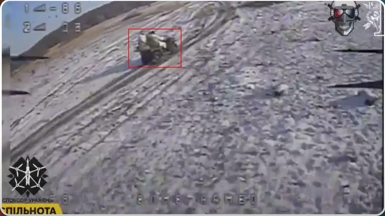 본문 이미지 - 니콜스키에서 탈출하는 북한군들을 찍은 우크라이나군 드론(유로마이단 갈무리) 