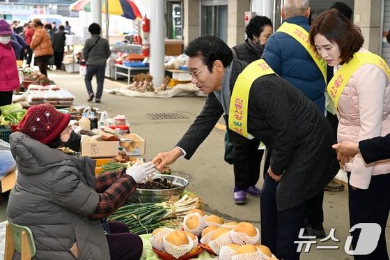 본문 이미지 - 최경식 전북자치도 남원시장이 지난 설 명절 연휴 관내 전통시장을 방문, 직접 장을 보며 상인들과 대화를 나누고 민생안정지원금을 홍보하고 있다. (남원시 제공. 재판매 및 DB금지)/뉴스 