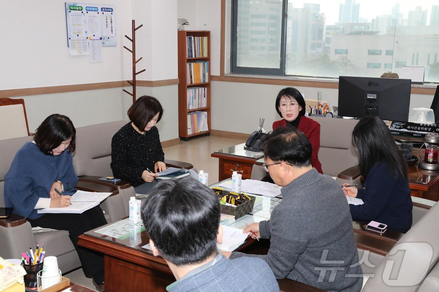 울산 남구의회 이소영 의원이 27일 위원장실에서 지역축제 다회용기 사용 활성화를 위한 관계부서 간담회를 개최했다고 밝혔다.(울산 남구의회 제공.재판매 및 DB 금지) /뉴스1