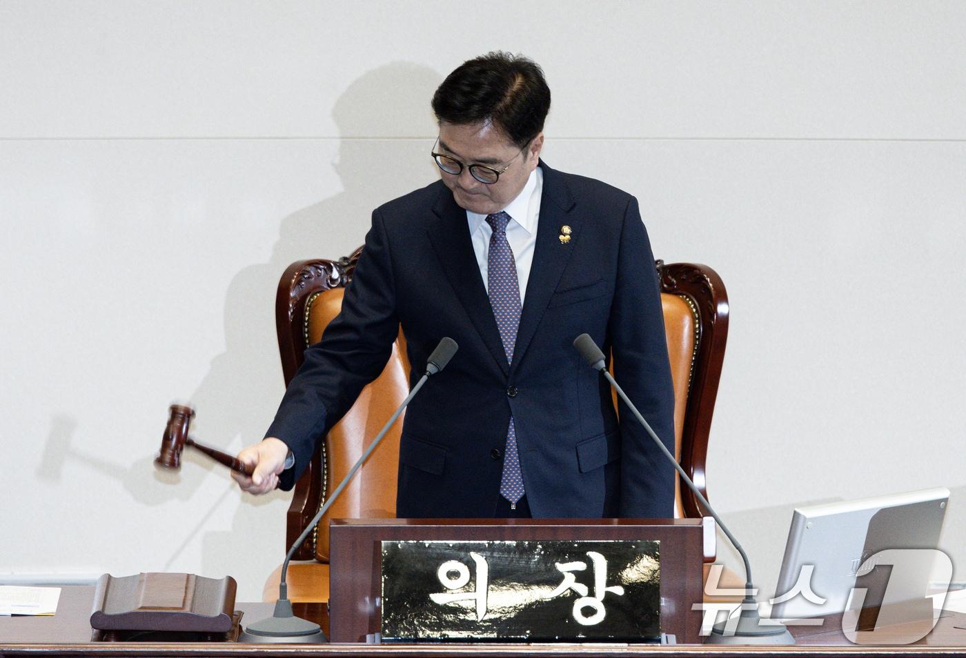 본문 이미지 - 우원식 국회의장이 27일 오후 서울 여의도 국회에서 열린 제422회 국회(임시회) 제7차 본회의에서 의사봉을 두드리고 있다. 2025.2.27/뉴스1 ⓒ News1 이재명 기자