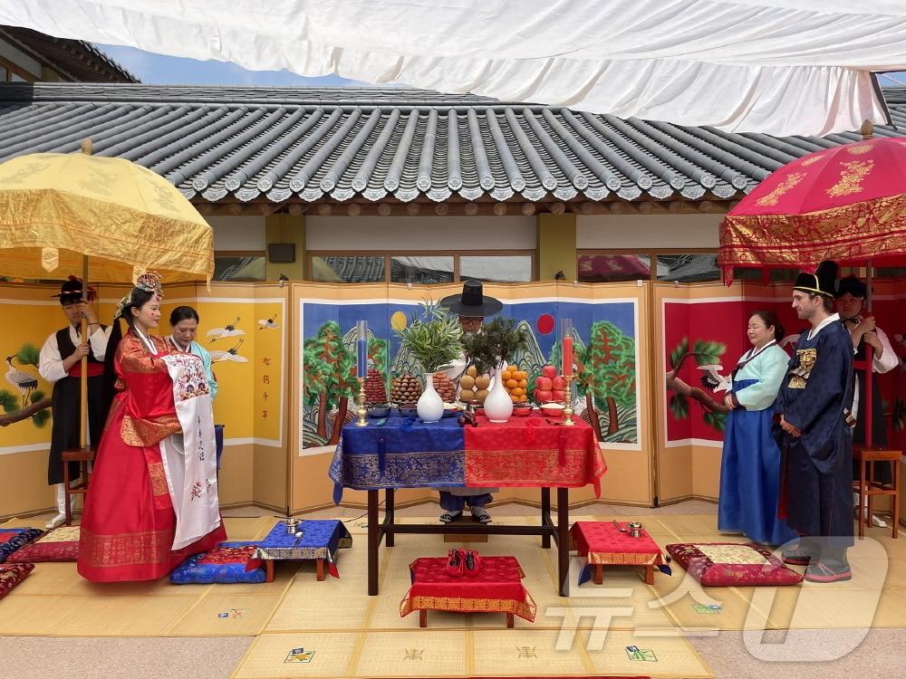 본문 이미지 - 고양문화원에서 열린 전통혼례 모습. &#40;출처=고양문화원 누리집, 재판매 및 DB금지&#41;