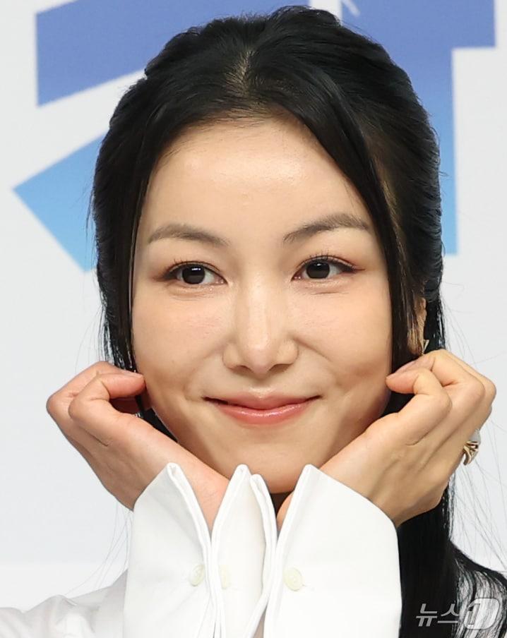 본문 이미지 - 배우 김옥빈이 27일 서울 양천구 목동 SBS에서 열린 예능 ‘정글밥2 - 페루밥, 카리브밥’ 제작발표회에서 포즈를 취하고 있다. ‘정글밥2 - 페루밥’은 류수영, 최현석, 김옥빈, 최다니엘이 정글 현지에서만 구할 수 있는 식재료로 현지인과 교류하며 요리해 먹는 이야기를 담은 프로그램이다. 2025.2.27/뉴스1 ⓒ News1 권현진 기자