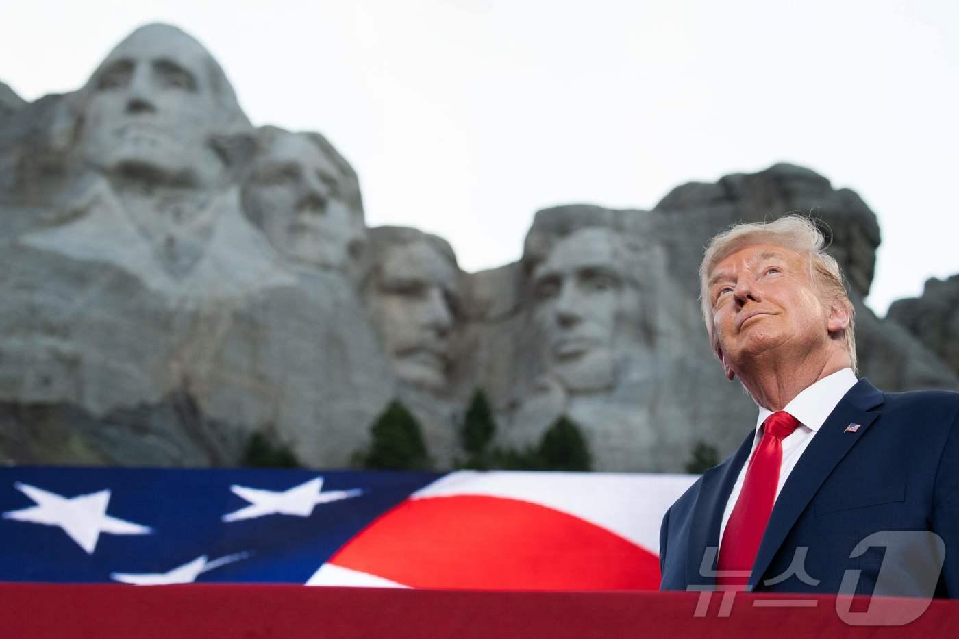 2020년 7월 3일 미국 독립기념일에 도널드 트럼프 대통령이 사우스다코타주 키스톤에 있는 러시모어산 앞에서 포즈를 취하고 있다. 2020.7.3 ⓒ AFP=뉴스1 ⓒ News1 강민경 기자