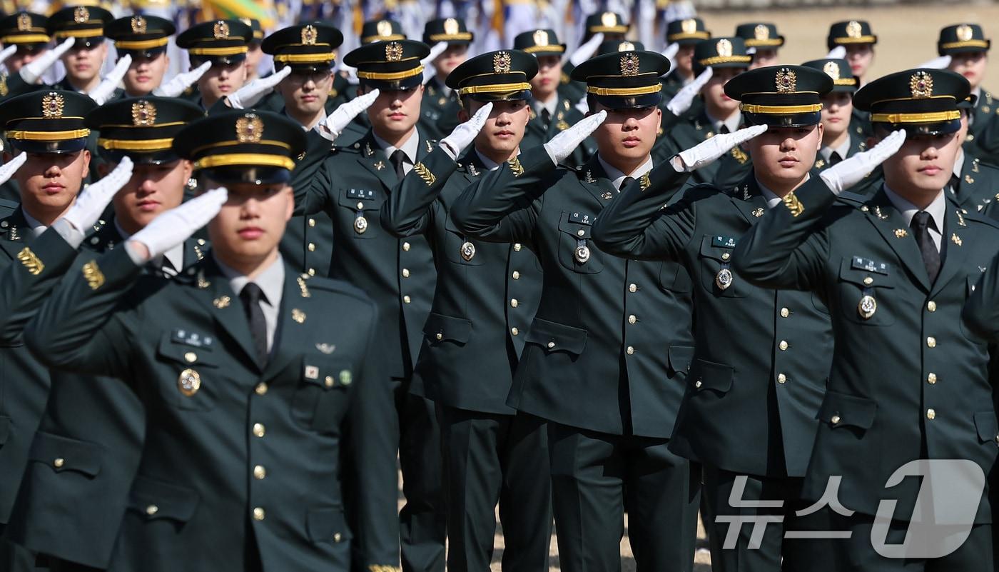 본문 이미지 - 27일 서울 노원구 육군사관학교에서  임관 장교들이 거수경례를 하고 있다. ⓒ 뉴스1 김성진 기자