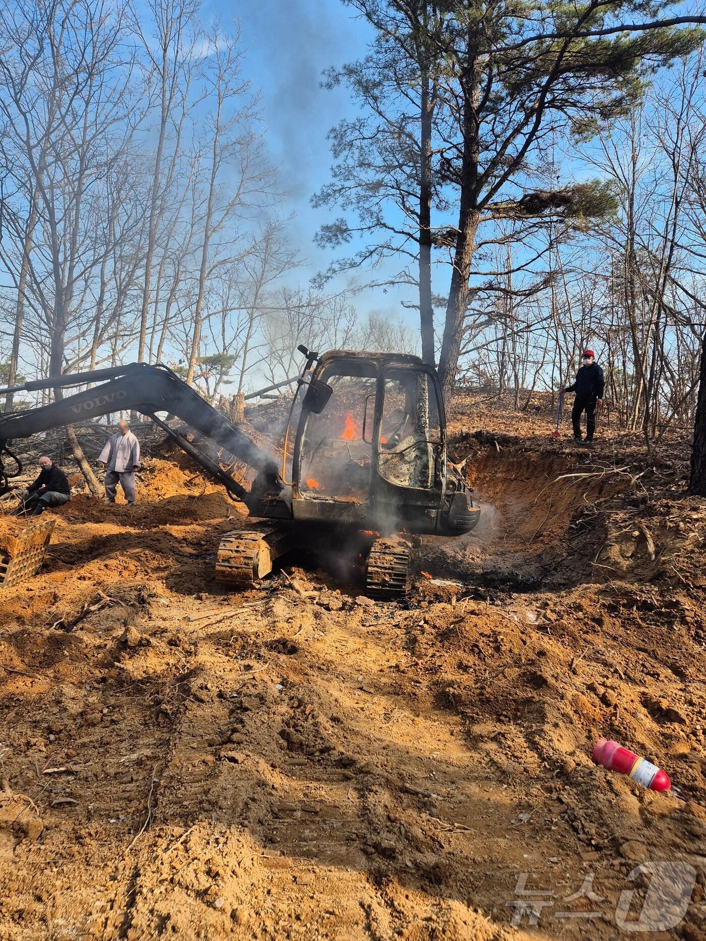본문 이미지 - 화재가 발생한 포클레인.(공주소방서 제공.재판매 및 DB금지)/뉴스1