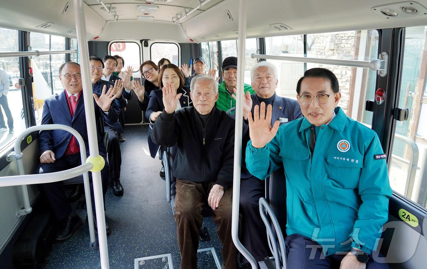 이완섭 시장(오른쪽)과 주민들이 해미 버스 승강장에서 행복버스를 시승하고 있다.(서산시 제공..재판매 및 DB금지)/뉴스1