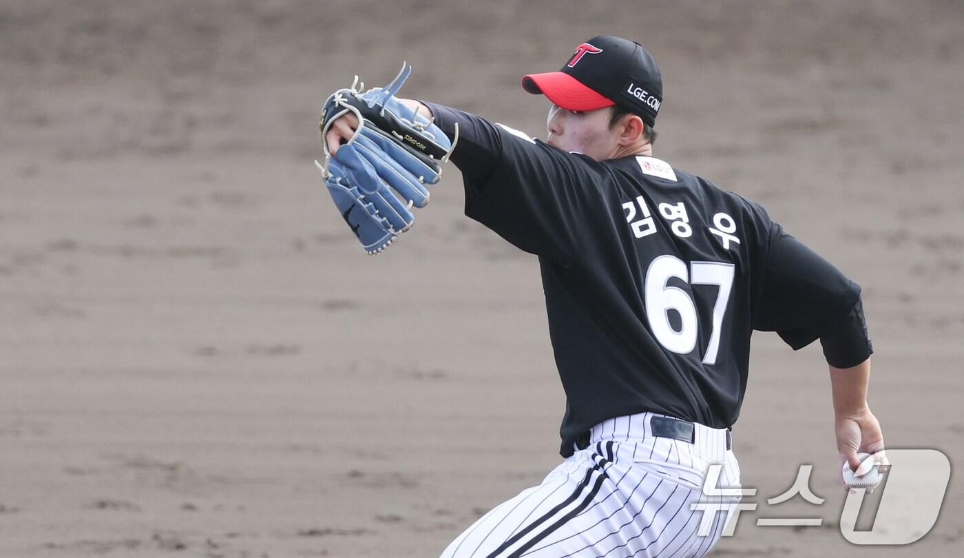 LG 김영우가 27일 일본 오키나와 킨 야구장에서 열린 LG 트윈스와 KIA 타이거즈 연습경기에서 역투하고 있다. 2025.2.27/뉴스1 ⓒ News1 허경 기자
