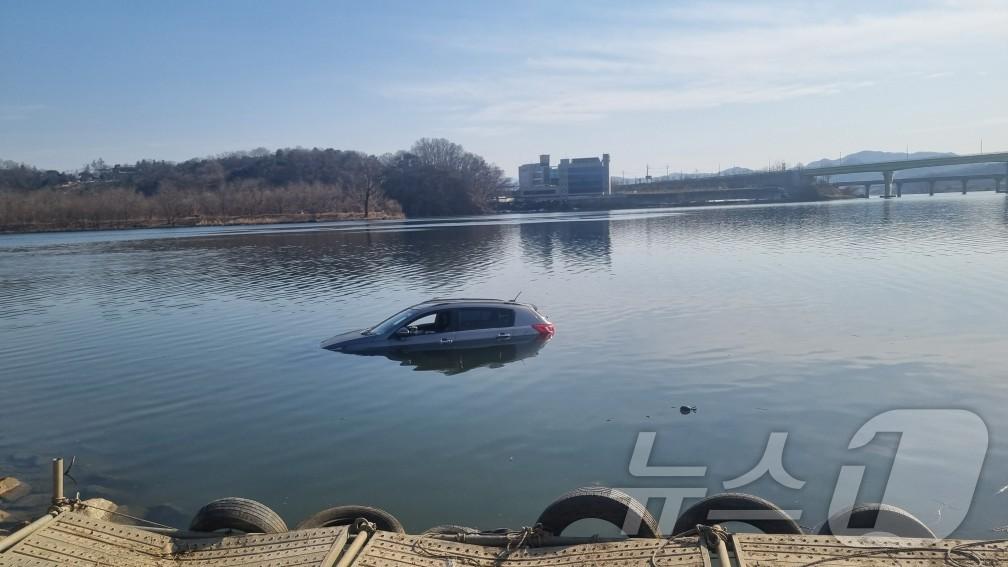 본문 이미지 -  27일 오후 2시 35분쯤 충북 충주시 금가면 우륵대교 인근에서 스포츠유틸리티차량(SUV)이 남한강으로 빠졌다.(충주소방서 제공. 재판매 및 DB금지)/뉴스1