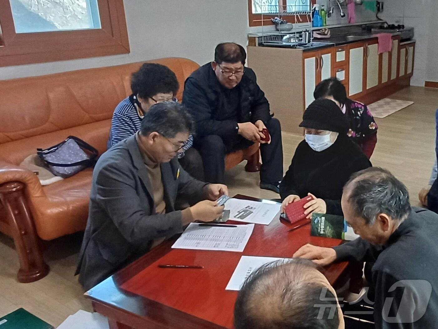 본문 이미지 - 전북자치도 진안군이 군민들에게 민생안정지원금을 지급하고 있다.(진안군제공. 재판매 및 DB제공)2025.2.27/뉴스1