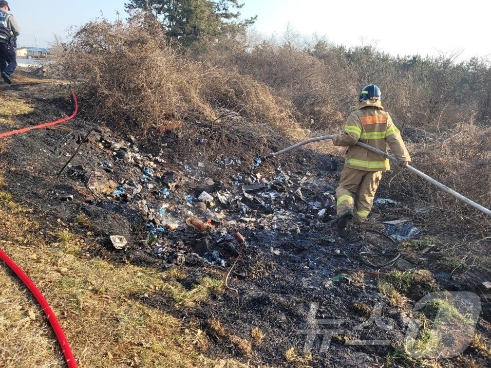 본문 이미지 - 27일 오후 3시 51분께 전북자치도 김제시 부량면 한 야산에서 불이 났다.(전북소방 제공. 재판매 및 DB금지) 2025.2.27/뉴스1