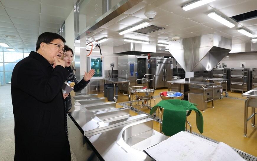 본문 이미지 - 내달 개교하는 학교 급식실을 방문한 최교진 세종시교육감(왼쪽). (세종교육청 제공. 재판매 및 DB 금지)