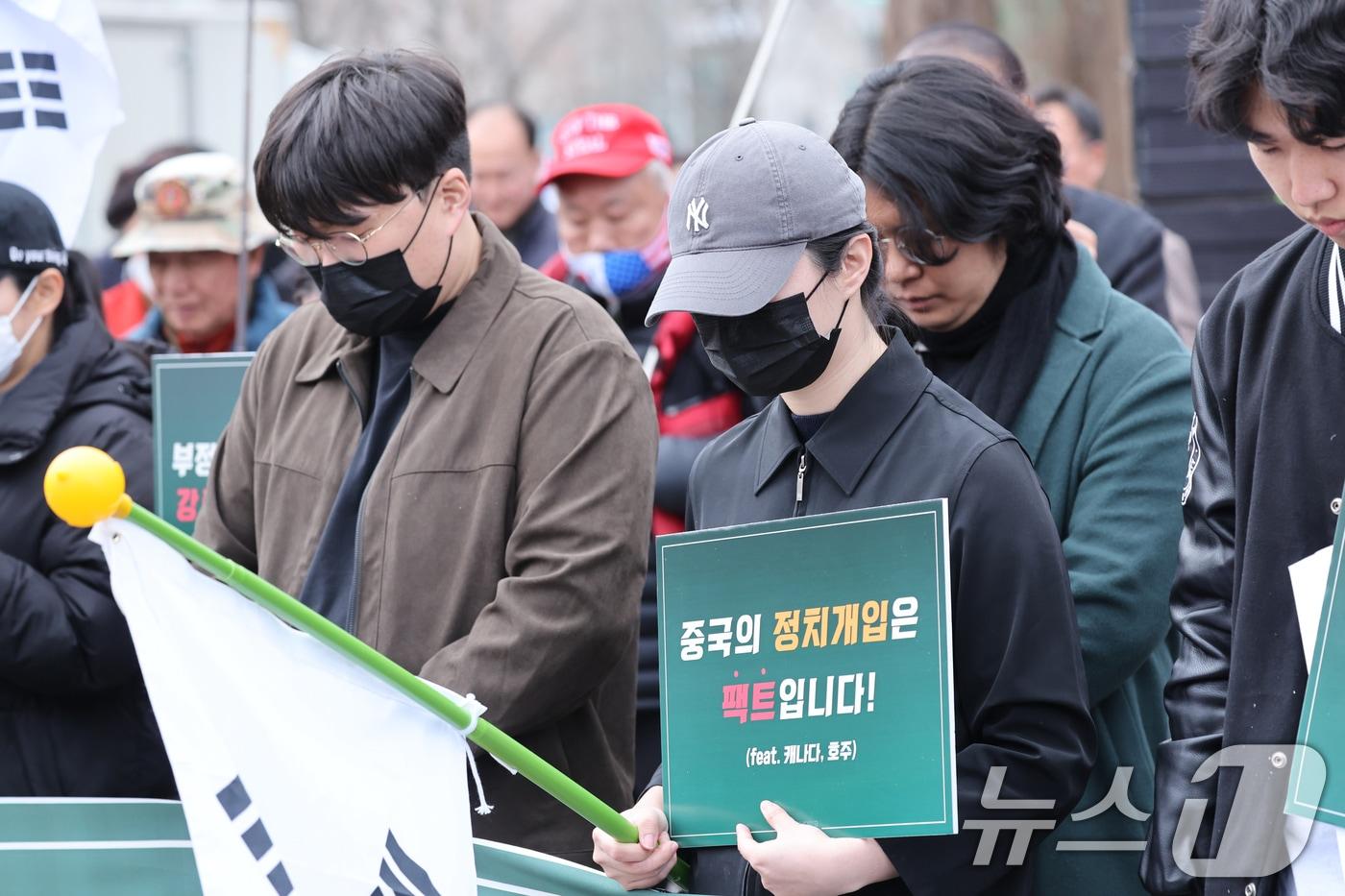 지난 2월 27일 전남대 후문앞에서 보수단체 회원들과 부정선거 전면수사를 외치는 대학생들이 집회를 열었다.2025.2.27/뉴스1 ⓒ News1 김태성 기자