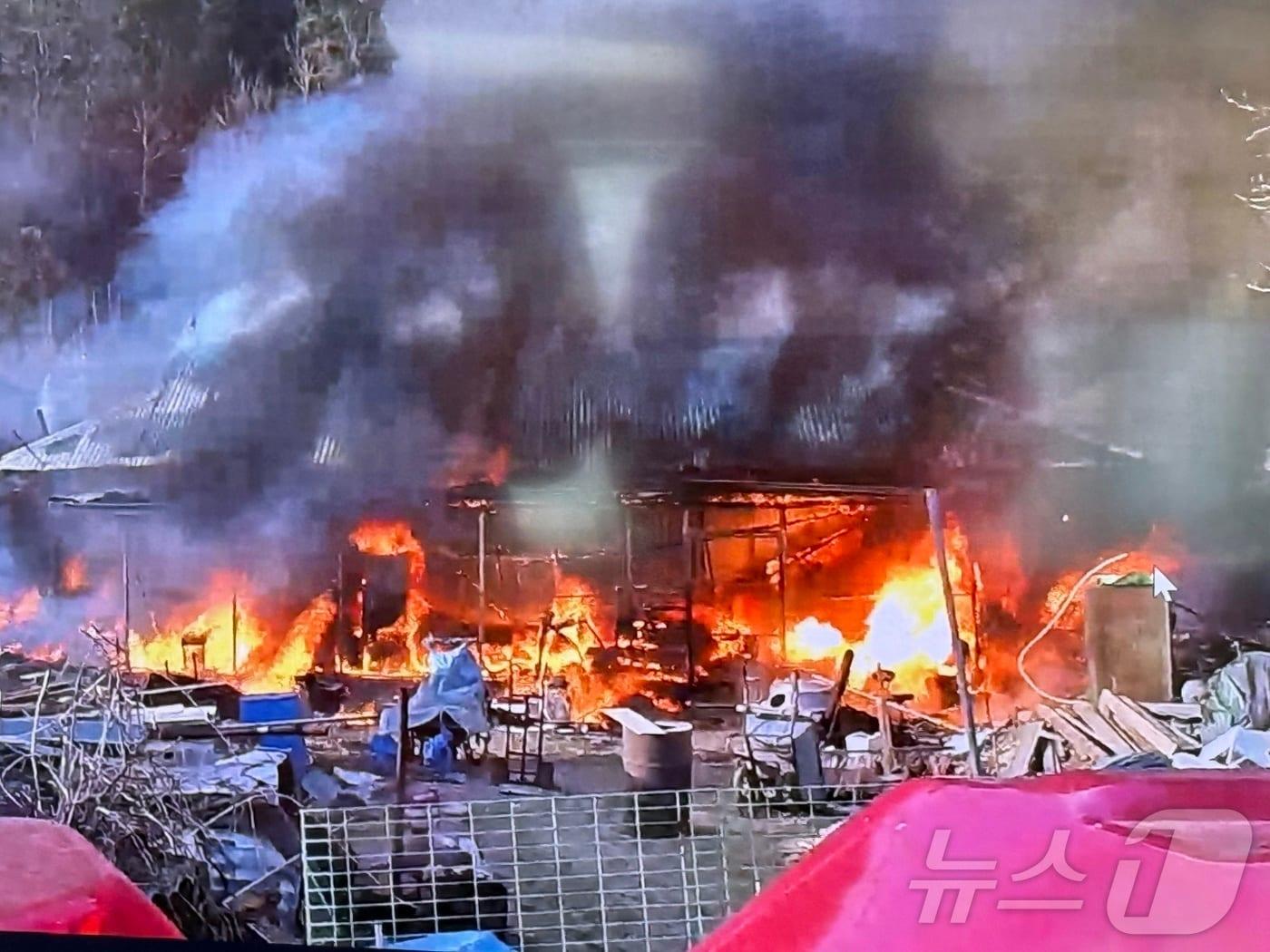 본문 이미지 - 27일 오후 4시13분쯤 충북 괴산군 장연면의 한 주택에서 발생한 화재의 기세가 거세다.(괴산소방서 제공, 재판매 및 DB금지)/뉴스1