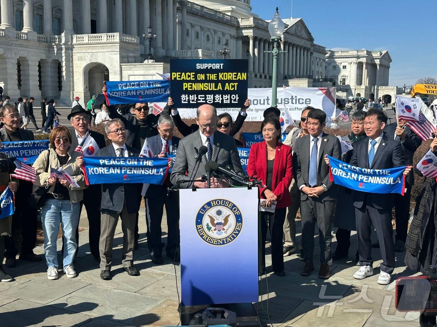 본문 이미지 - 한반도평화법안을 재발의하는 브래드 셔먼 하원의원이 지난 26일&#40;현지시간&#41; 연방 의사당 앞에서 기자회견을 하고 있다. &#40;KAPAC 사진제공&#41;ⓒ News1 류정민 특파원