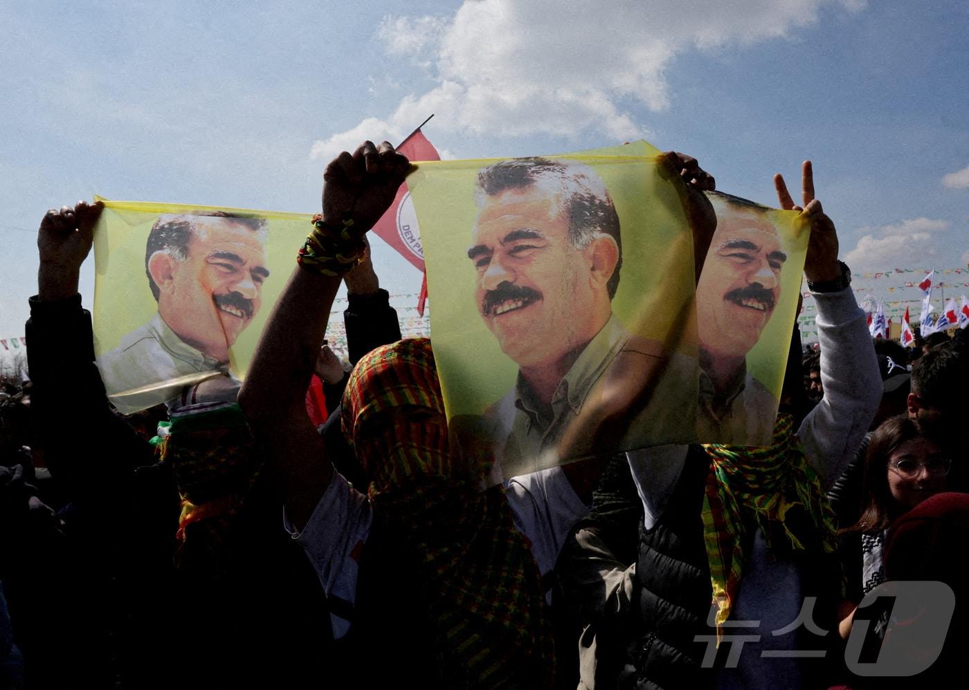 사람들이 쿠르드노동자당&#40;PKK&#41;의 창립자이자 지도자인 압둘라 오잘란의 사진을 들고 있다. 2024.03.17 ⓒ 로이터=뉴스1 ⓒ News1 정지윤 기자