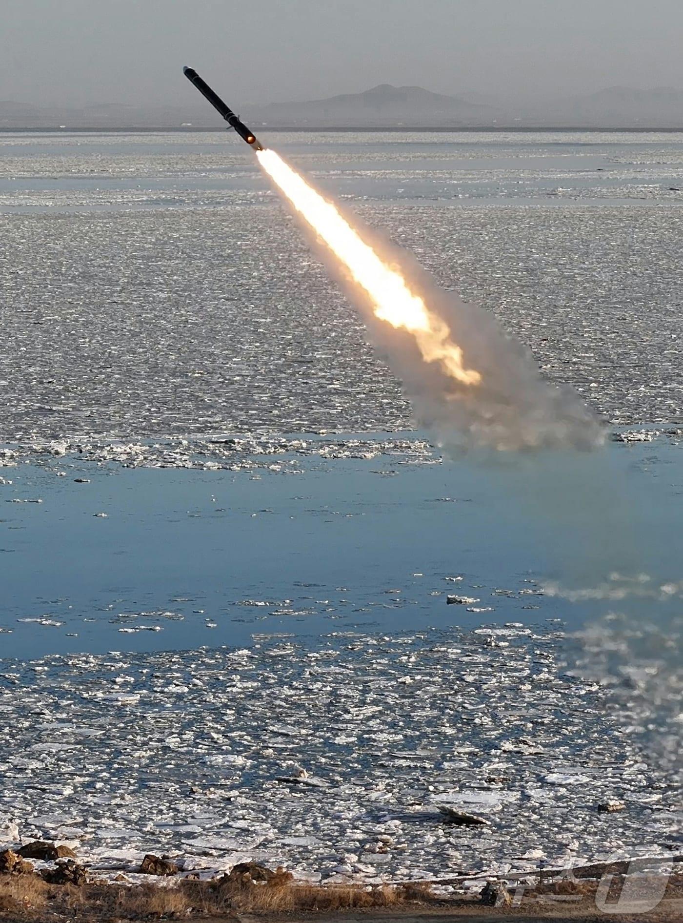 본문 이미지 - (평양 노동신문=뉴스1) = 북한 노동당 기관지 노동신문은 28일 "조선인민군 서부지구 미사일연합부대 해당 구분대가 2월 26일 오전 조선서해 해상에서 전략순항미사일 발사훈련을 진행했다"라고 보도했다. 김정은 당 총비서도 훈련을 참관했다. [국내에서만 사용가능. 재배포 금지. DB 금지. For Use Only in the Republic of Korea. Redistribution Prohibited] rodongphoto@news1.kr