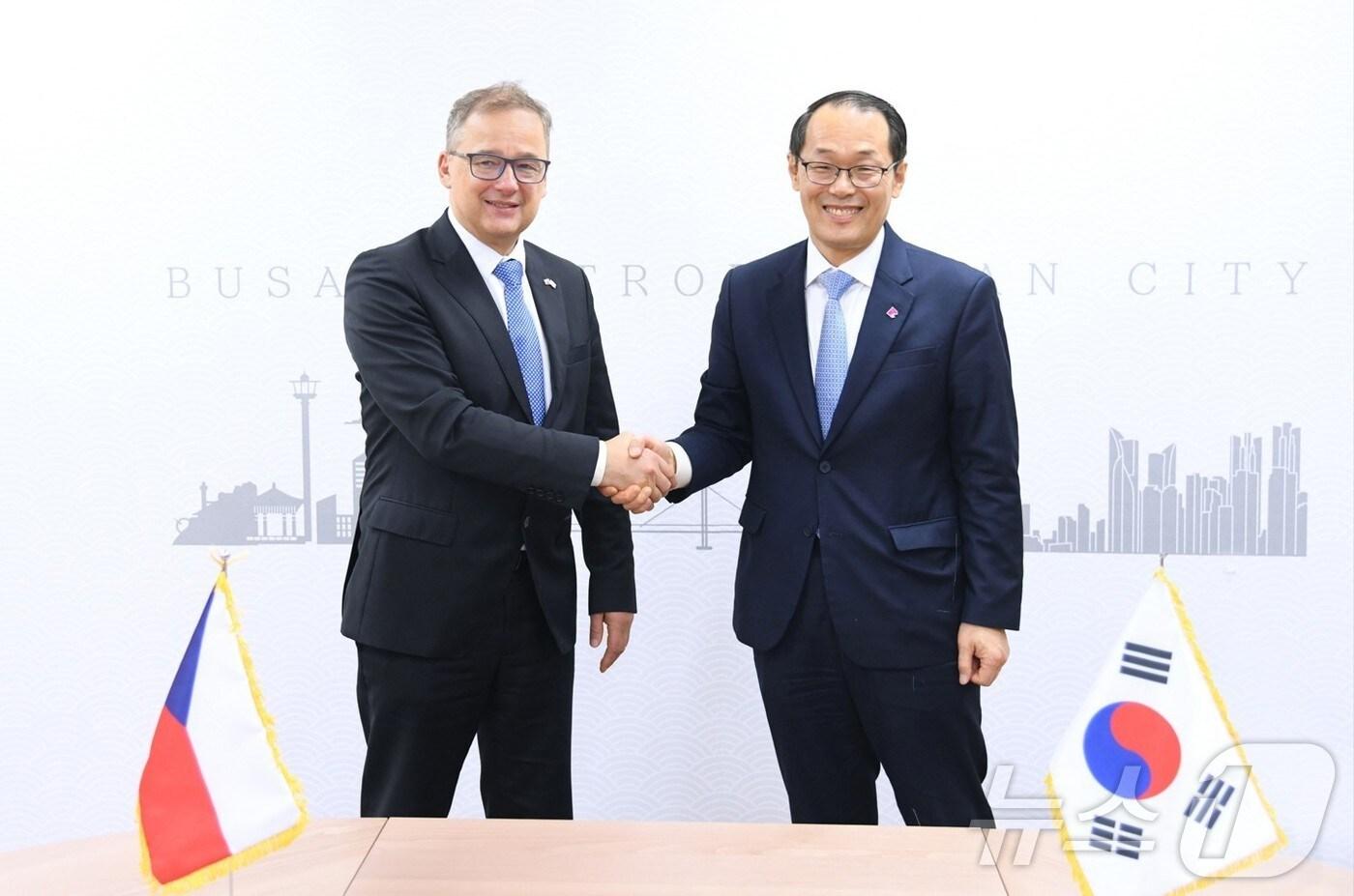 이준승 시 행정부시장과 이반 얀차렉 주한체코대사가 27일 부산시청에서 접견 뒤 기념 사진을 찍고 있다.(부산시청 제공. 재판매 및 DB 금지)