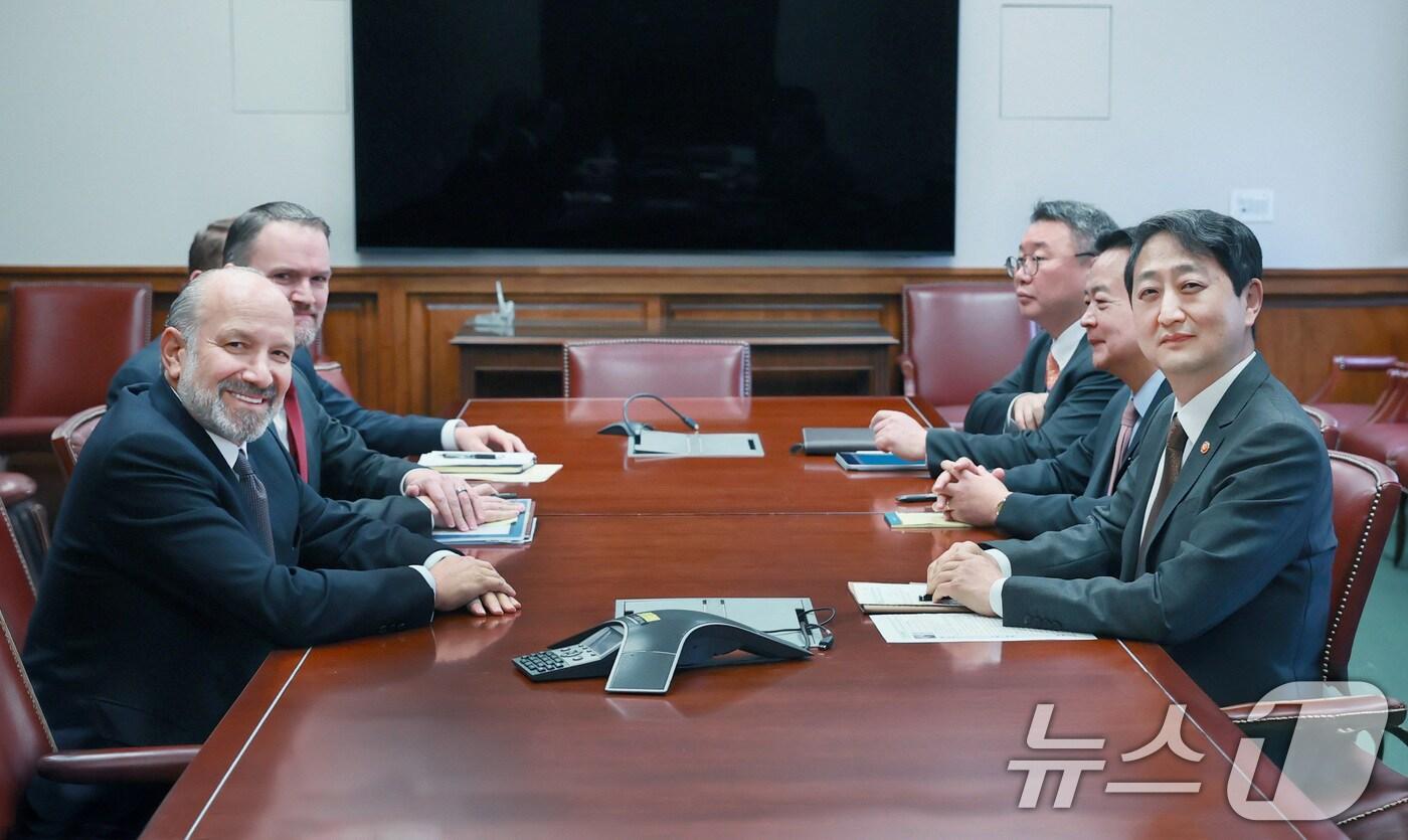 안덕근 산업통상자원부 장관이 지난 27일(현지시간) 미국 워싱턴 D.C. 상무부 회의실에서 하워드 러트닉 상무부 장관과 면담하고 있다. (산업통상자원부 제공. 재판매 및 DB 금지) 2025.2.28/뉴스1