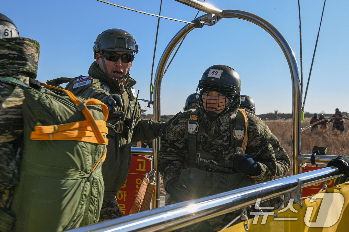 해병대는 지난 10일부터 포항 일대에서 실전적인 공정작전 임무수행 능력을 배양하기 위해 올해 첫 공수기본교육(266차)을 실시했다고 28일 밝혔다. 해병대 교육훈련단 공수기본 266차 교육생들이 강하훈련을 하고 있다. (해병대사령부 제공. 재판매 및 DB 금지) 2025.2.28/뉴스1