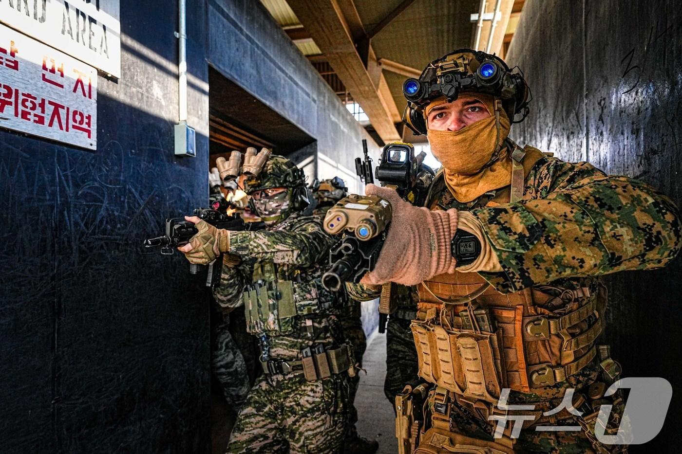 해병대사령부는 지난 26일부터 오는 3월 7일까지 파주와 동두천 일대 훈련장에서 특수수색대대와 미 해병대 III-MEF 수색부대가 한미 해병대 KMEP 연합수색훈련을 하고 있다고 28일 밝혔다. 한미 해병대 수색부대 장병들이 도시지역전투 훈련장에서 근접전투술 숙달훈련을 하고 있다. (해병대사령부 제공. 재판매 및 DB 금지) 2025.2.28/뉴스1