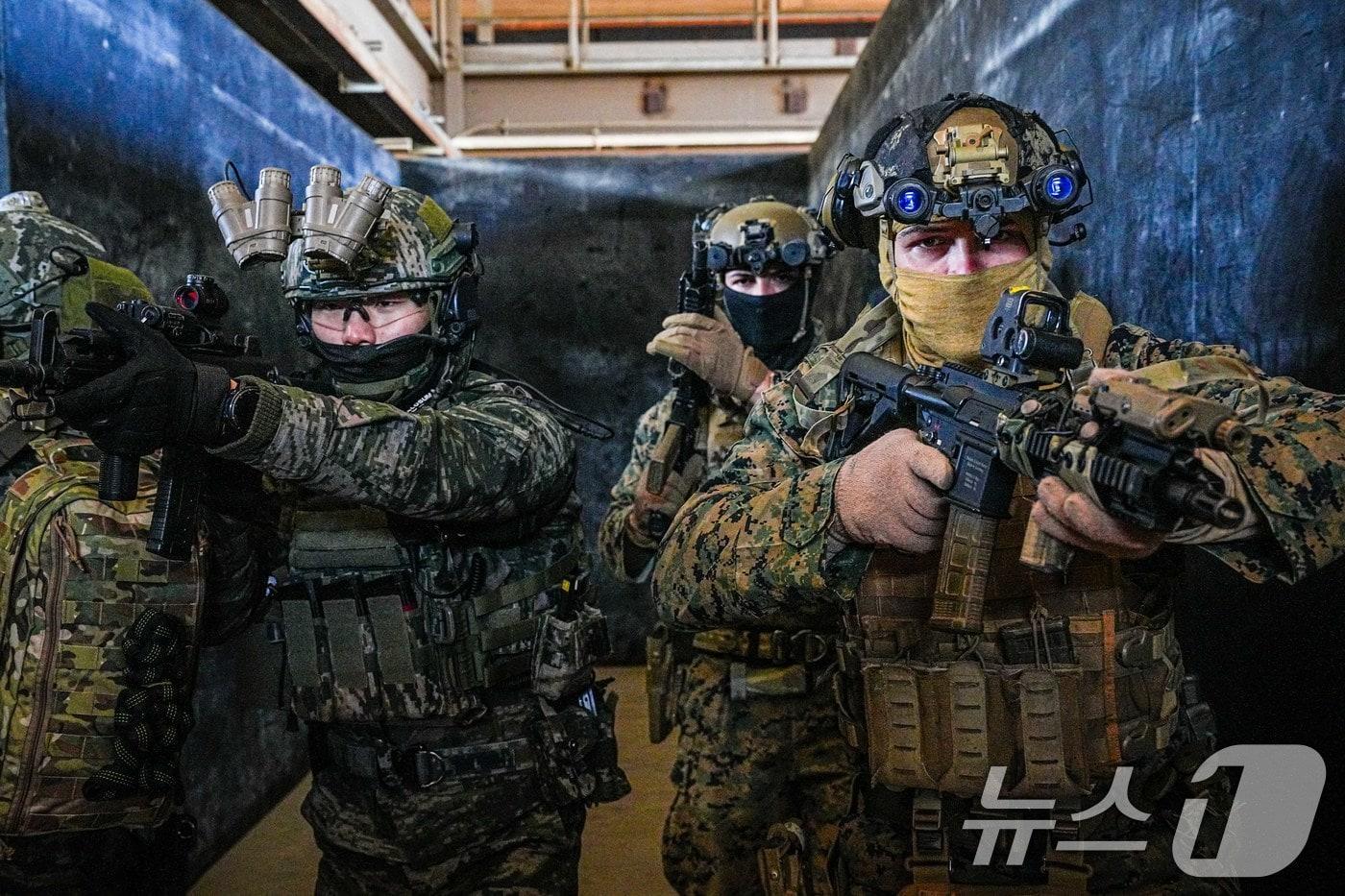 해병대사령부는 지난 26일부터 오는 3월 7일까지 파주와 동두천 일대 훈련장에서 특수수색대대와 미 해병대 III-MEF 수색부대가 한미 해병대 KMEP 연합수색훈련을 하고 있다고 28일 밝혔다. 한미 해병대 수색부대 장병들이 도시지역전투 훈련장에서 근접전투술 숙달훈련을 하고 있다. &#40;해병대사령부 제공. 재판매 및 DB 금지&#41; 2025.2.28/뉴스1