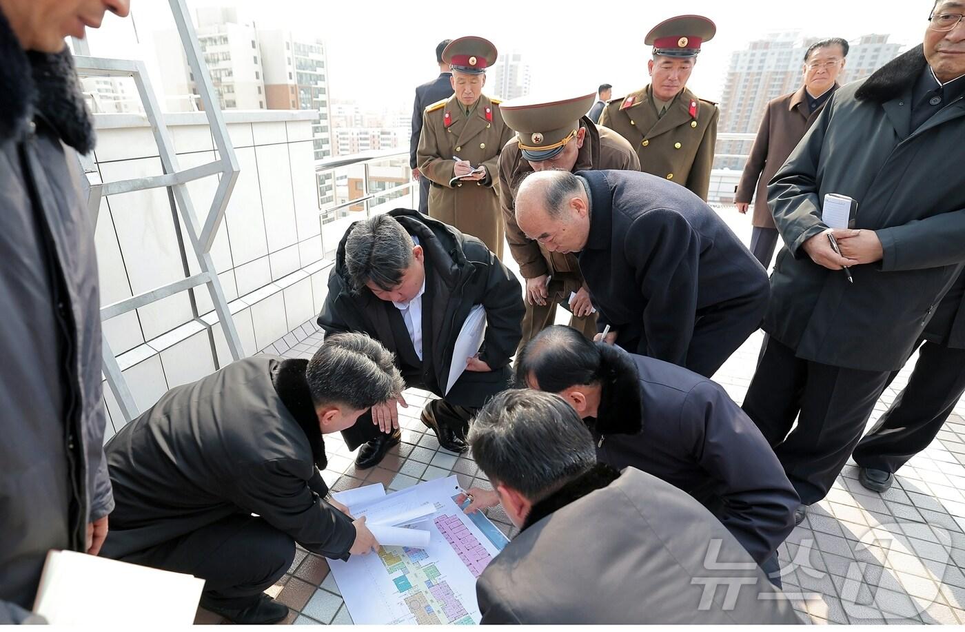 북한 노동당 기관지 노동신문은 28일 "수도 평양에 우리 당의 보건 현대화 구상과 주체적 건축미학 사상이 완벽하게 구현된 세계 일류급의 의료봉사기지가 훌륭하게 일떠섰다＂고 보도했다. 사진은 완공된 평양종합병원을 둘러보는 김정은 총비서. [국내에서만 사용가능. 재배포 금지. DB 금지. For Use Only in the Republic of Korea. Redistribution Prohibited] rodongphoto@news1.kr