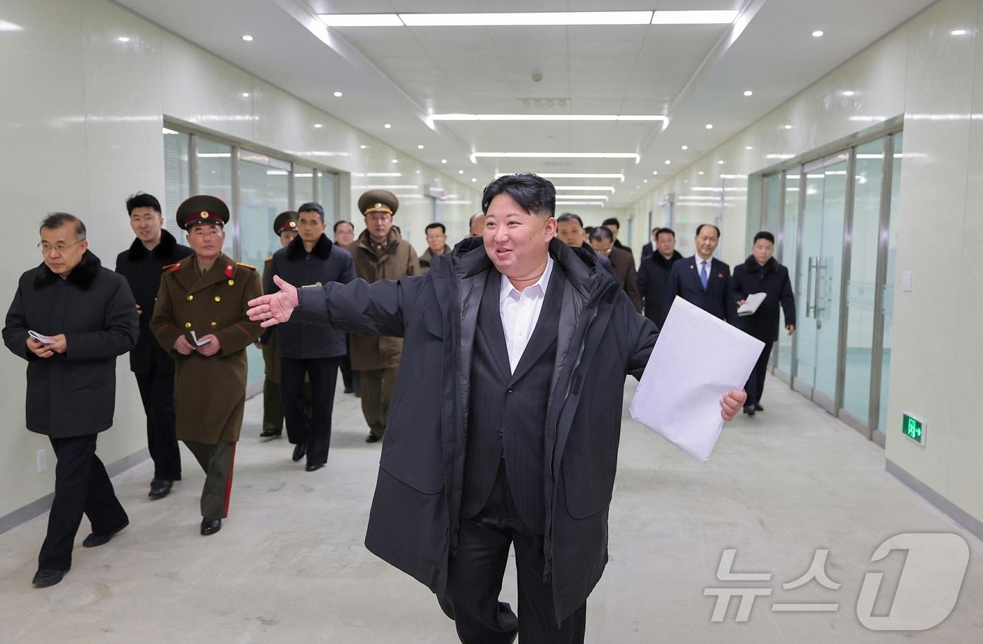 본문 이미지 - (평양 노동신문=뉴스1) = 완공된 평양종합병원을 둘러보는 김정은 총비서. [국내에서만 사용가능. 재배포 금지. DB 금지. For Use Only in the Republic of Korea. Redistribution Prohibited] rodongphoto@news1.kr