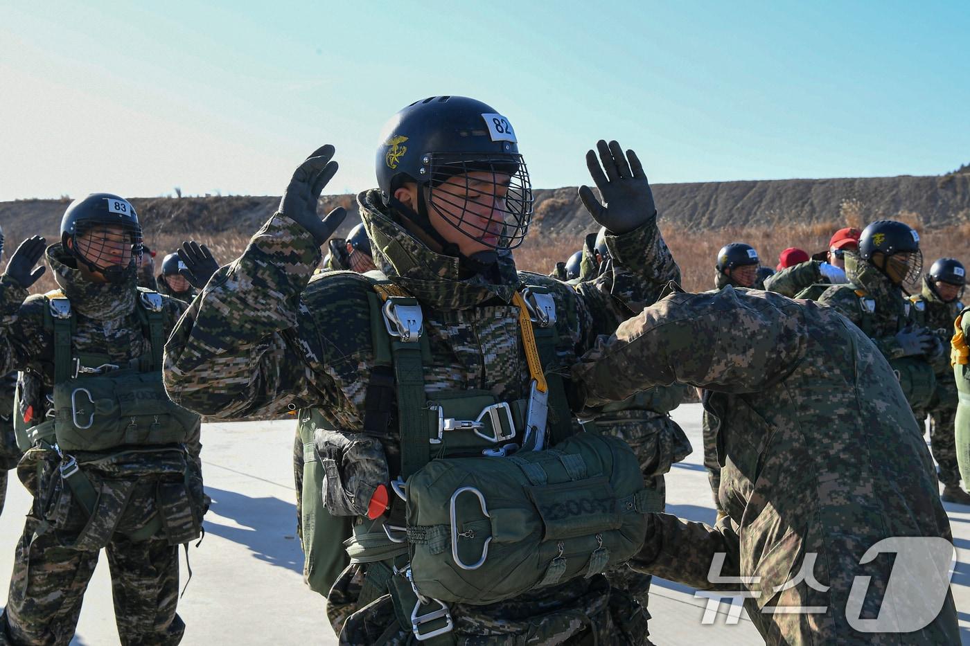 본문 이미지 - 28일 해병대교육훈련단이 포항에 있는 강하훈련장에서 실시한 올해 첫 공수기본교육에서 해병들에 앞서 장비 검사를 하고 있다. 3주간 진행되는 이번 훈련에서 마린온과 고정익 항공기를 이용한 1500피트(400m)와 1000피트(300m)강하와 기구강하 등 다양한 훈련으로 실시되고 있다. 훈련에서 3회 이상 자격강하에 성공한 교육생들에게는 공수휘장이 수여된다. (해병대교육룬련단제공, 재판매 및 DB 금지) 2025.2.28/뉴스1 ⓒ News1 최창호 기자