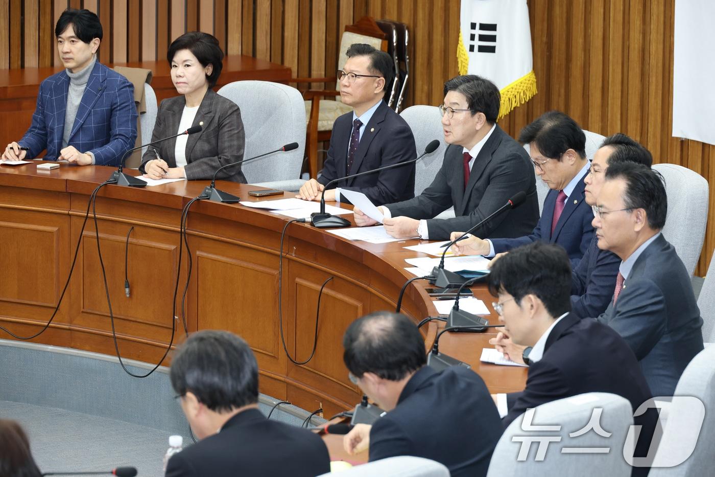 권성동 국민의힘 원내대표가 28일 오전 서울 여의도 국회에서 열린 원내대책회의에서 모두발언을 하고 있다. 2025.2.28/뉴스1 ⓒ News1 이광호 기자