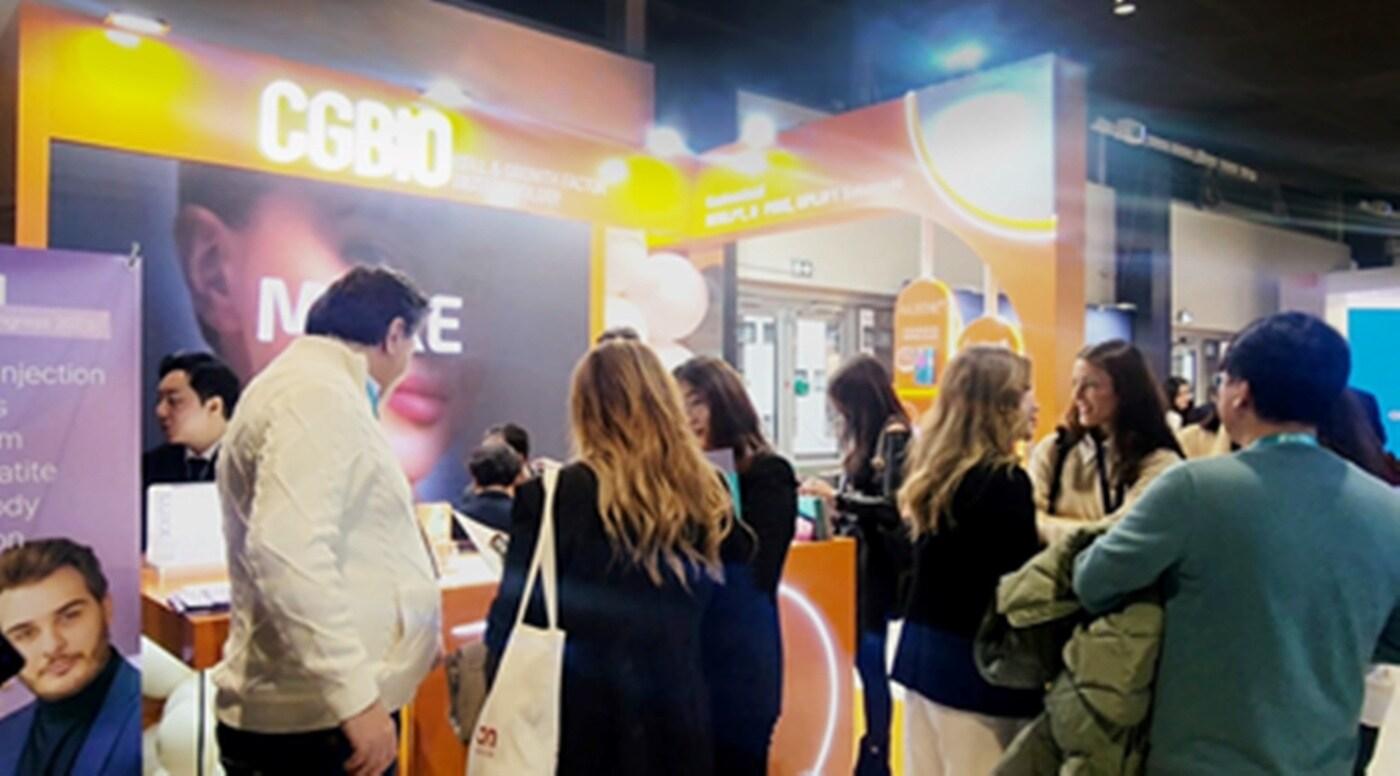 IMCAS WORLD CONGRESS 2025 시지바이오 부스에 참가자들이 모여 있다. /시지바이오 제공