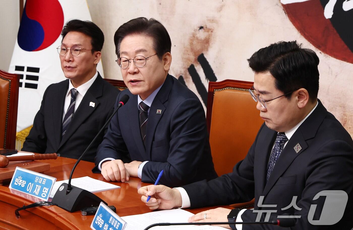 본문 이미지 - 이재명 더불어민주당 대표가 28일 오전 서울 여의도 국회에서 열린 확대간부회의에서 모두 발언을 하고 있다. 오른쪽부터 박찬대 원내대표, 이 대표, 김민석 수석 최고위원. 2025.2.28/뉴스1 ⓒ News1 김민지 기자