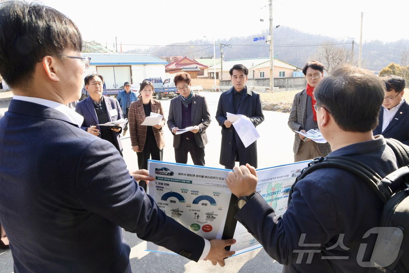 본문 이미지 - 최재형 보은군수 일행이 청주시 현도면을 찾아 수요응답형 버스 운영사례를 벤치마킹하고 있다. (보은군 제공. 재팬매 및 DB금지) /뉴스1 