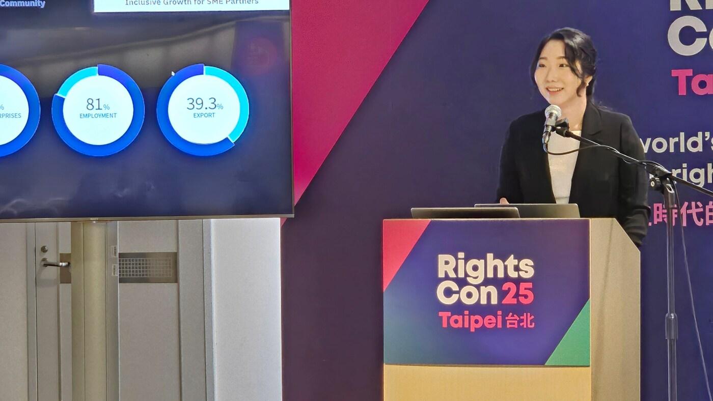 최지희 카카오 정책 책임이 대만 라이츠콘&#40;RightsCon&#41; 2025에서 카카오의 일상 속 디지털 전환 기여와 관련한 사례를 발표하고 있다. &#40;카카오 제공&#41;