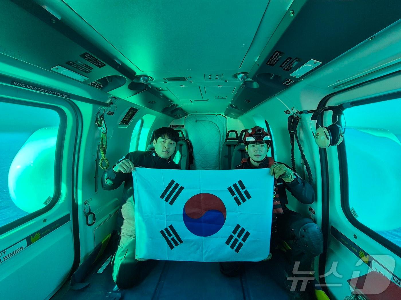 본문 이미지 - 동해지방해양경찰청 항공단이 106주년 3.1절을 맞아 독도와 울릉도 상공에서 동해 해양영토 주권수호 의지를 다지는 태극기 퍼포먼스를 펼치고 있다. (동해해경청 제공, 재판매 및 DB 금지) 2025.2.28/뉴스1 ⓒ News1 윤왕근 기자