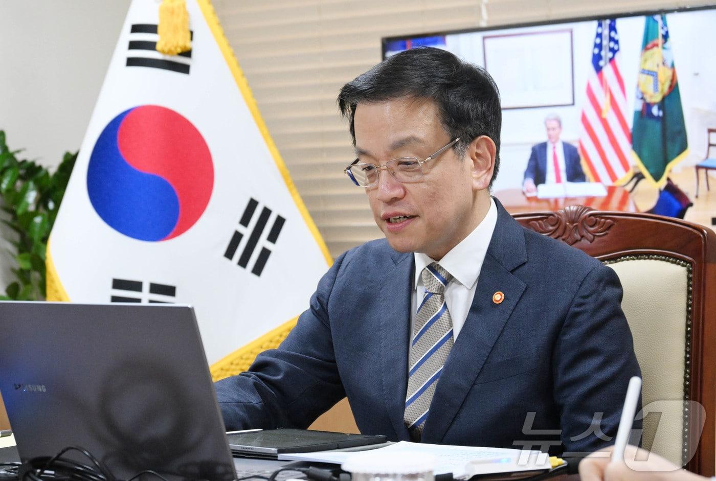 최상목 대통령 권한대행 부총리 겸 기획재정부 장관이 28일 서울 종로구 정부서울청사에서 스콧 베센트 신임 미국 재무장관과 화상면담을 통해 경제·통상·안보·금융 협력방안을 논의하고 있다. &#40;기획재정부 제공. 재판매 및 DB 금지&#41; 2025.2.28/뉴스1