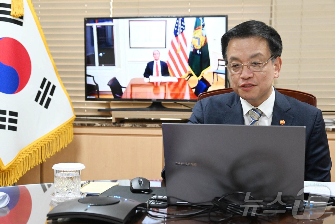 최상목 대통령 권한대행 부총리 겸 기획재정부 장관이 지난 2월 28일 서울 종로구 정부서울청사에서 스콧 베센트 미국 재무장관과 화상면담을 통해 경제·통상·안보·금융 협력방안을 논의하고 있다. (기획재정부 제공. 재판매 및 DB 금지) /뉴스1