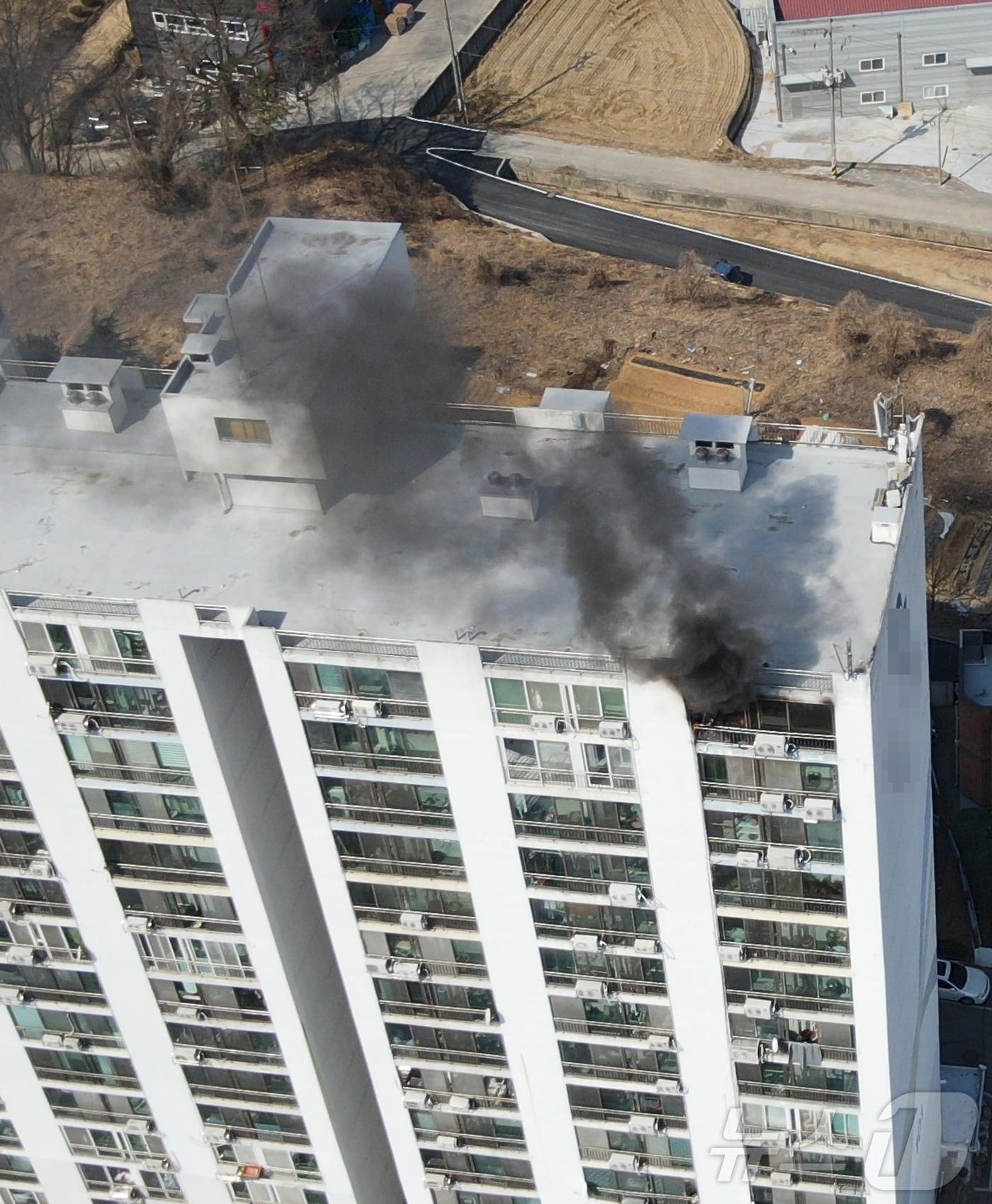 본문 이미지 - 27일 오전 11시 40분쯤 경북 칠곡군 약목면의 15층짜리 아파트 15층에서 불이 나 50여 분 만에 꺼졌다.(칠곡소방서 제공.재판매 및 DB금지) 2025.2.27/뉴스1