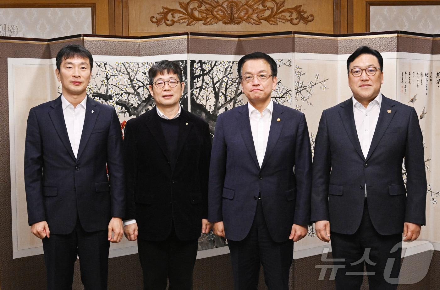 본문 이미지 - 최상목 대통령 권한대행 부총리 겸 기획재정부 장관이 28일 서울 종로구 정부서울청사에서 '거시경제·금융현안 간담회'에 앞서 기념촬영을 하고 있다. 이복현 금감원장, 유상대 한국은행 부총재, 최상목 대통령 권한대행 부총리, 김병환 금융위원장. (기획재정부 제공. 재판매 및 DB 금지) 2025.2.28/뉴스1