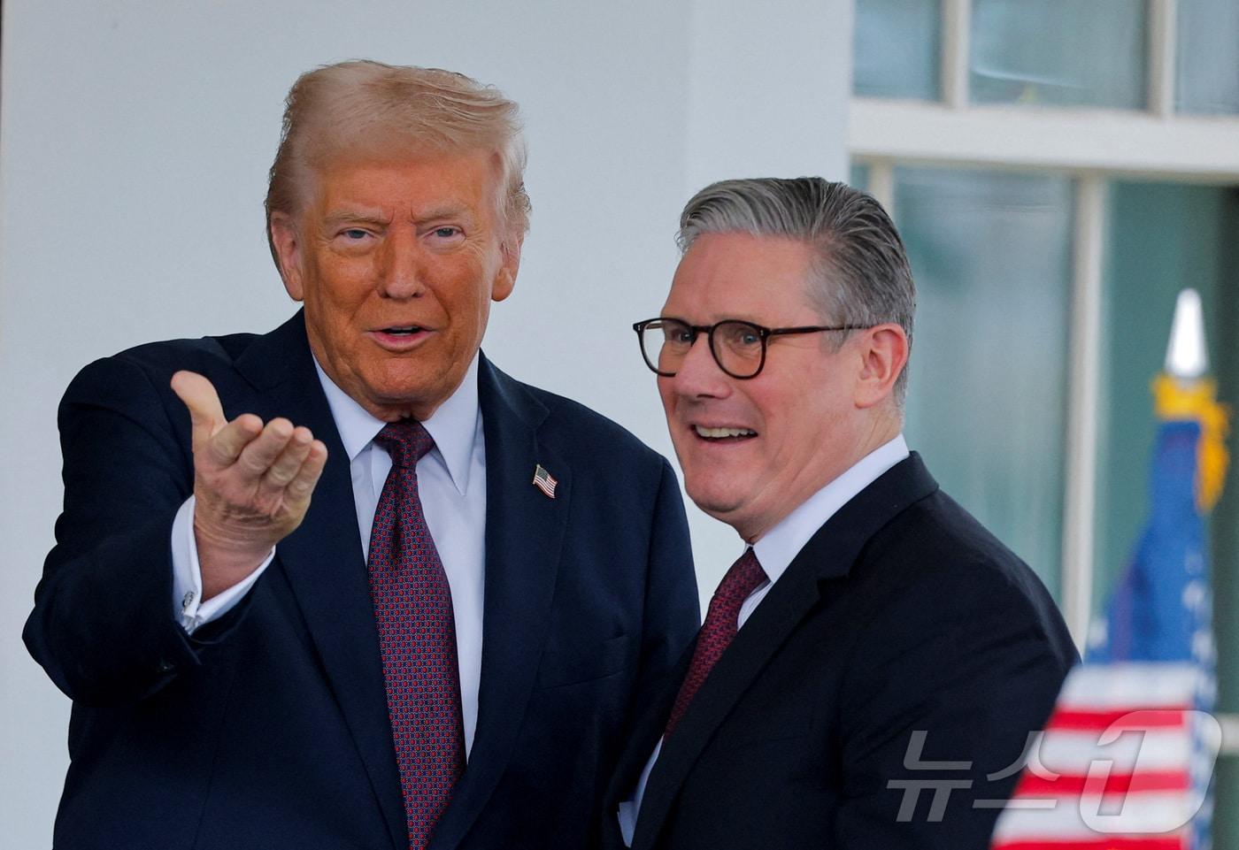 도널드 트럼프 미국 대통령이 27일(현지시간) 워싱턴 백악관에 도착한 키어 스타머 영국 총리를 안내하고 있다. 2025.,02.28 ⓒ 로이터=뉴스1 ⓒ News1 우동명 기자