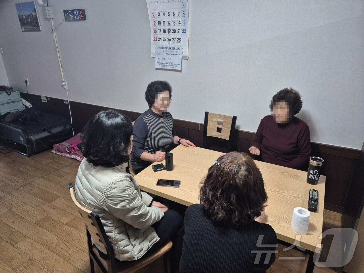 본문 이미지 - 영동군 관계자가 홀몸노인 공동주거시설을 찾아 어르신들과 대화를 나누고 있다. &#40;영동군 제공. 재판매 및 DB금지&#41; /뉴스1