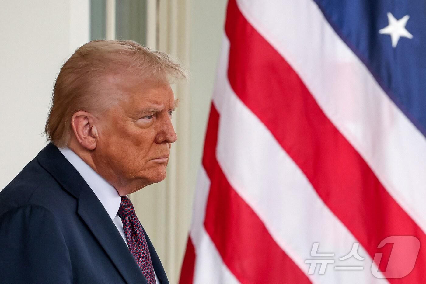 도널드 트럼프 미국 대통령이 27일(현지시간) 워싱턴 백악관에서 키어 스타머 영국 총리의 도착을 기다리고 있다. 2025.,02.28 ⓒ 로이터=뉴스1 ⓒ News1 우동명 기자