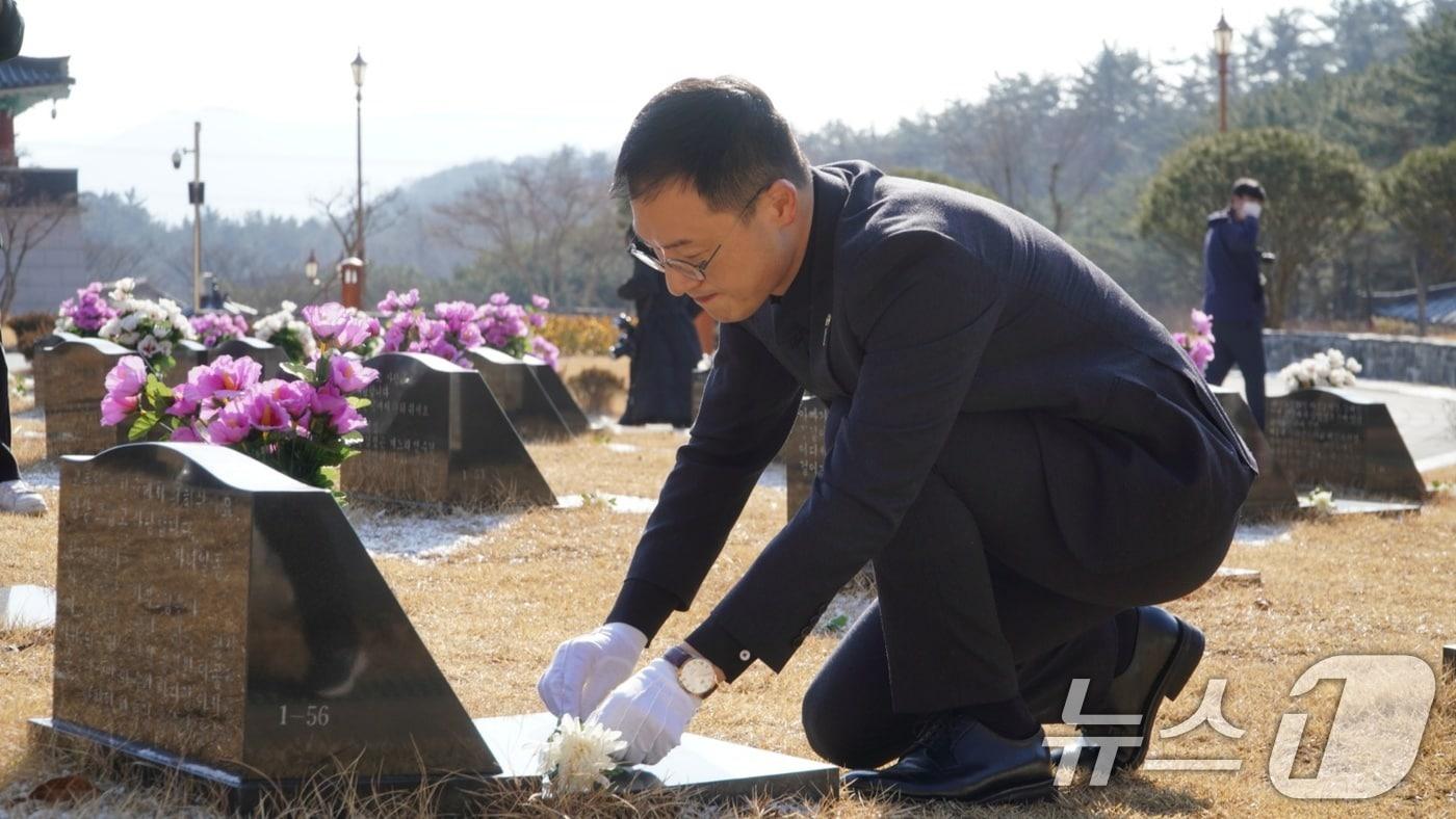 본문 이미지 - 김상욱 국민의힘 의원이 지난 24일 광주 북구 국립 5·18민주묘지에 헌화하고 있다.(공법단체 5·18민주유공자유족회 제공. 재판매 및 DB금지) 2025.2.28/뉴스1 