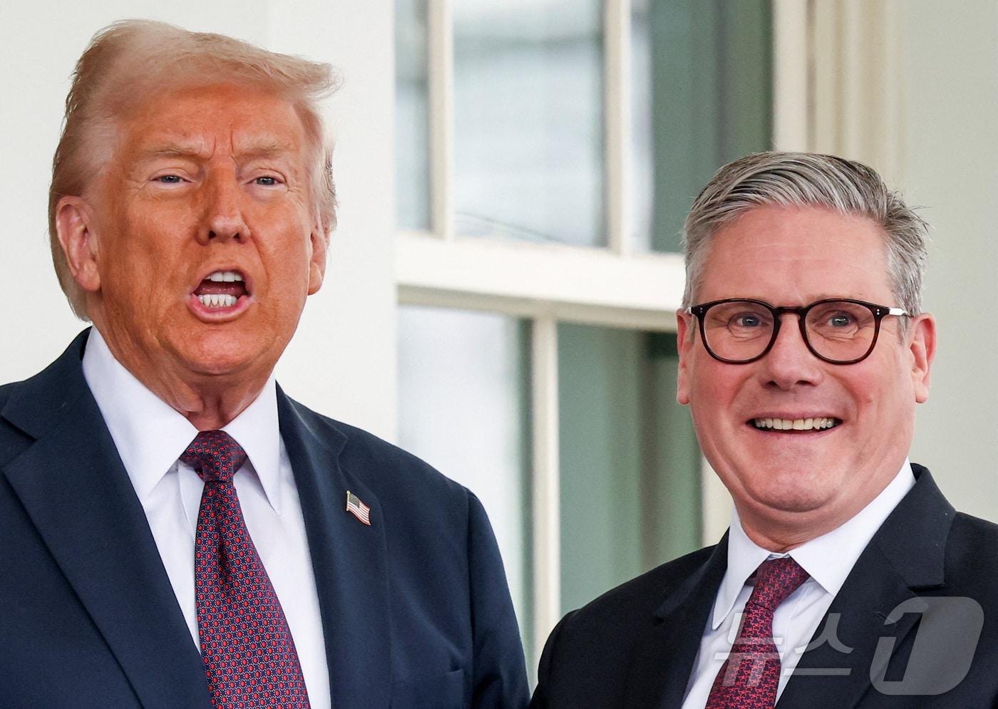 도널드 트럼프 미국 대통령이 27일(현지시간) 워싱턴 백악관에 도착한 키어 스타머 영국 총리와 취재진을 만나고 있다. 2025.,02.28 ⓒ 로이터=뉴스1 ⓒ News1 우동명 기자