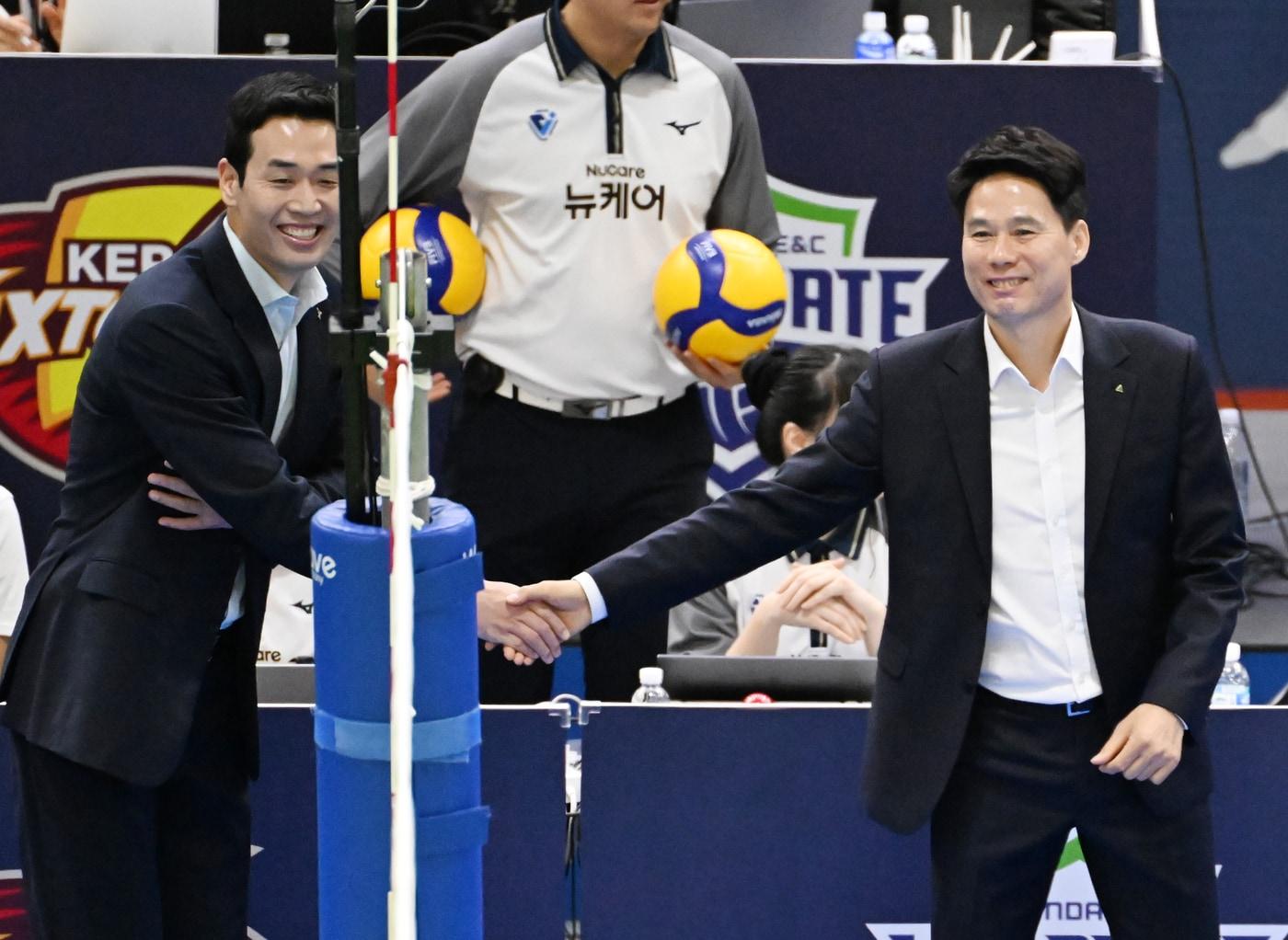 본문 이미지 - 정규리그 2위 싸움을 벌이는 정관장 고희진 감독&#40;왼쪽&#41;과 현대건설 강성형 감독. &#40;KOVO 제공&#41;