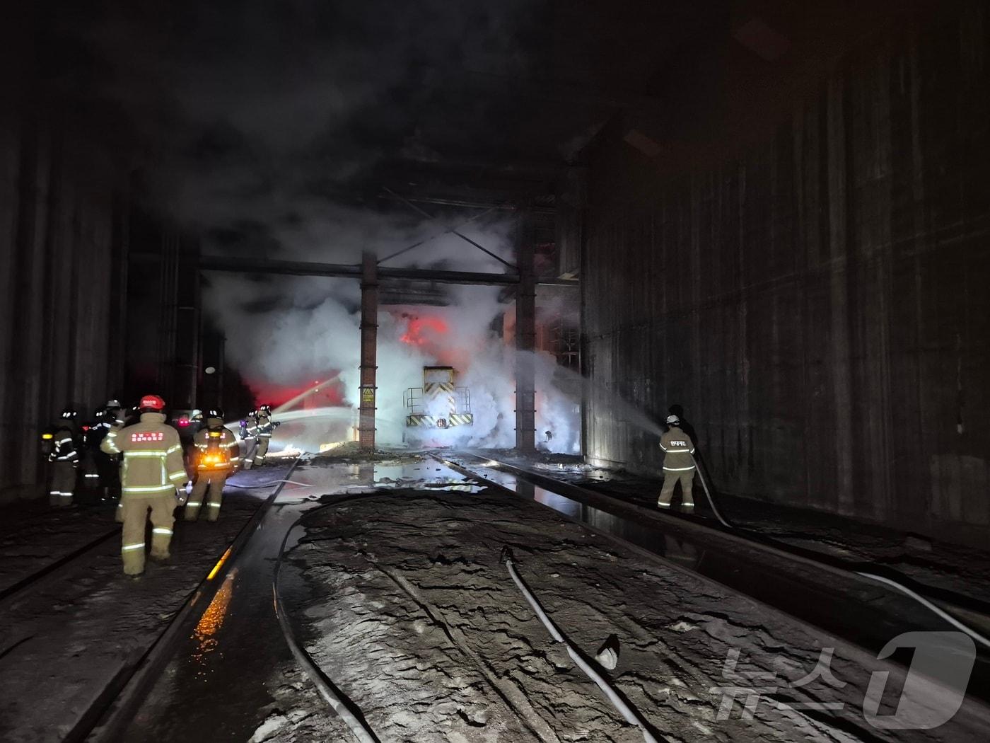 본문 이미지 - 28일 오전 2시 26분께 충남 당진 송악읍 현대제철 제1고로 인근에서 운반 열차에 실려 있던 쇳물 300톤이 누출되며 화재가 발생해 소방대원들이 진화하고 있다. (당진소방서 제공. 재판매 및 DB금지) /뉴스1