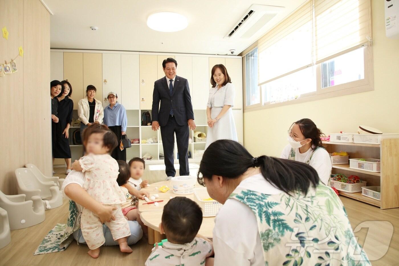 경기 안양시가 ‘어린이집 안전공제 보험료’를 올해도 지원한다. 사진은 최대호 시장(가운데)이 지난해 9월 24일 평촌엘프라우드 어린이집을 찾은 모습.(안양시 제공. 재판매 및 DB금지)/뉴스1